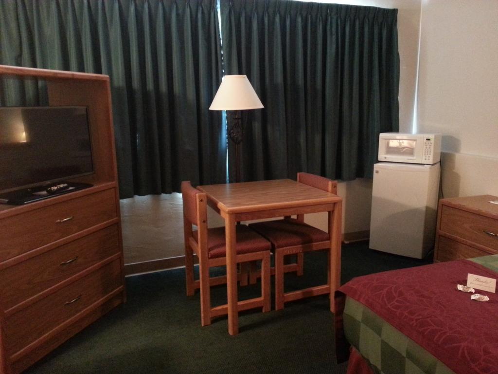 Mid Town Motel Great Falls Room photo
